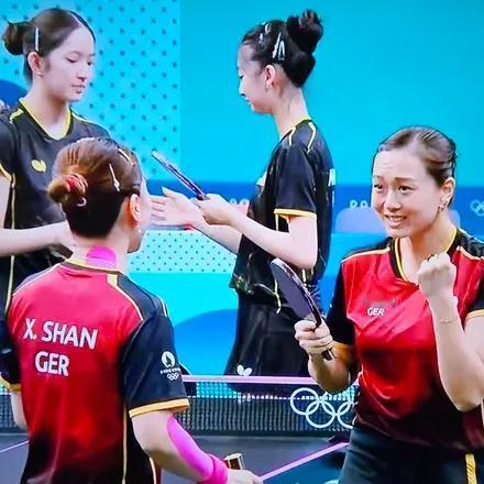 巴黎奥运会的乒乓球比赛，美国队与德国队的女队员比赛时的场景。
有一位外国网民写道