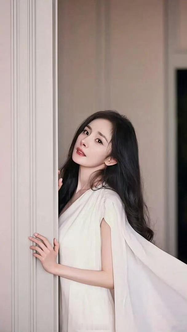 杨幂生图的状态随时在线✨谁能不佩服杨幂的状态，拍戏赶活动连轴转，随手拍生图细腻透