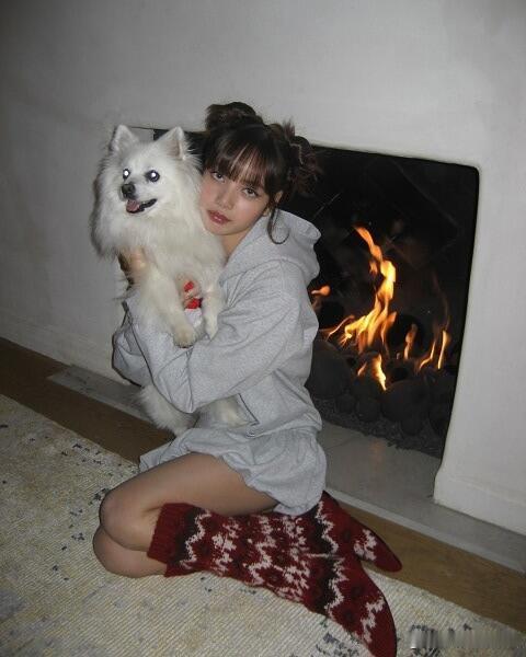 Lisa秀恩爱 Lisa今日更新Wishing everyone a seaso
