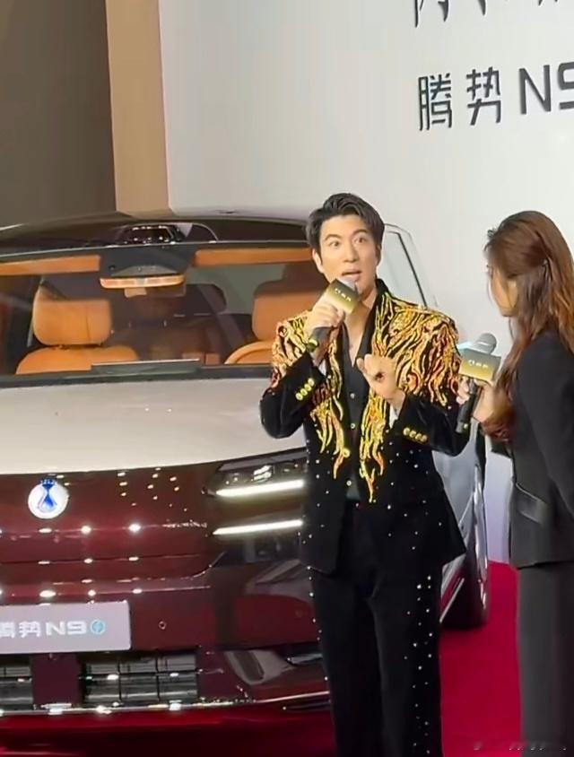 当年唱着「我可以改变世界，改变自己」今天真的站上舞台，亲眼见证闪充黑科技改变世界