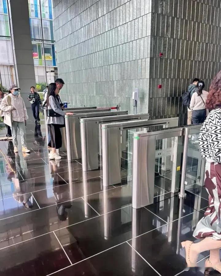 前一天面试通过了一个后端工程师，后一天就被通知因为项目没拿下来，这个HC取消。然