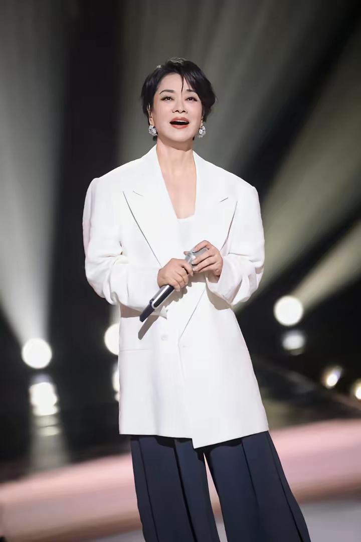 毛阿敏的一女一儿
女儿，解丰鸣，2004年出生，现在22岁，身高173㎝，在漂亮