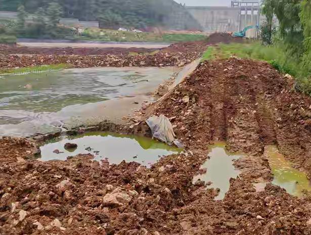 云南一鱼塘遭人砸毁监控、强行挖毁，塘主维权后迎来一审判决，当地街办与水务局被认定