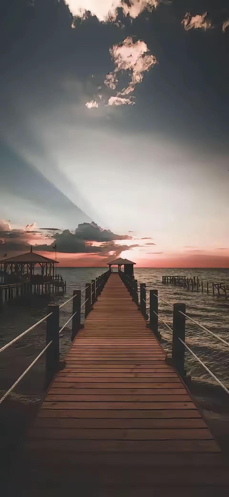 最高境界的一段话：“千万不要让任何人了解你太多，更不要和任何人走的太近。”
 