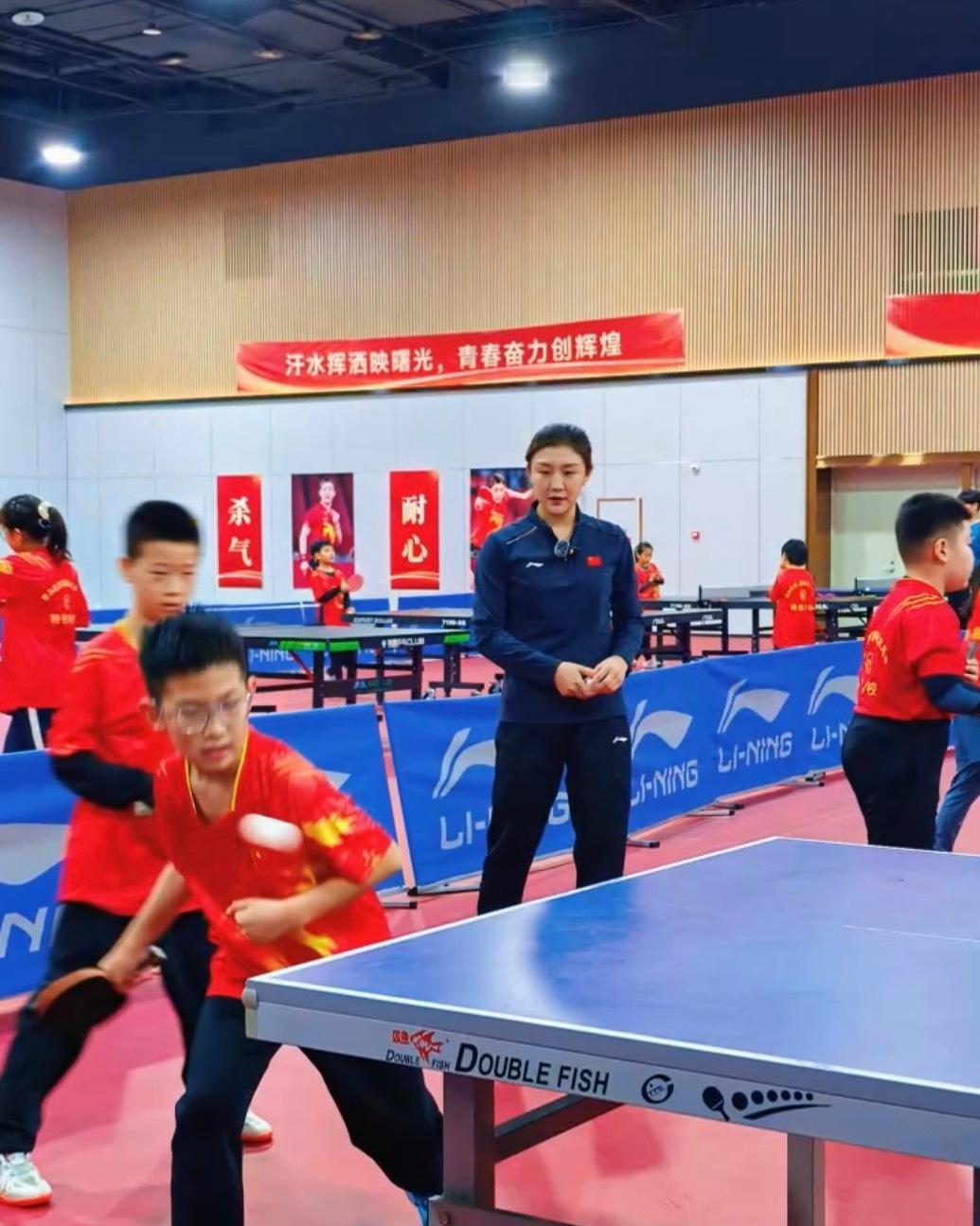 这丑衣服 穿在陈校长身上都好看了不少陈梦