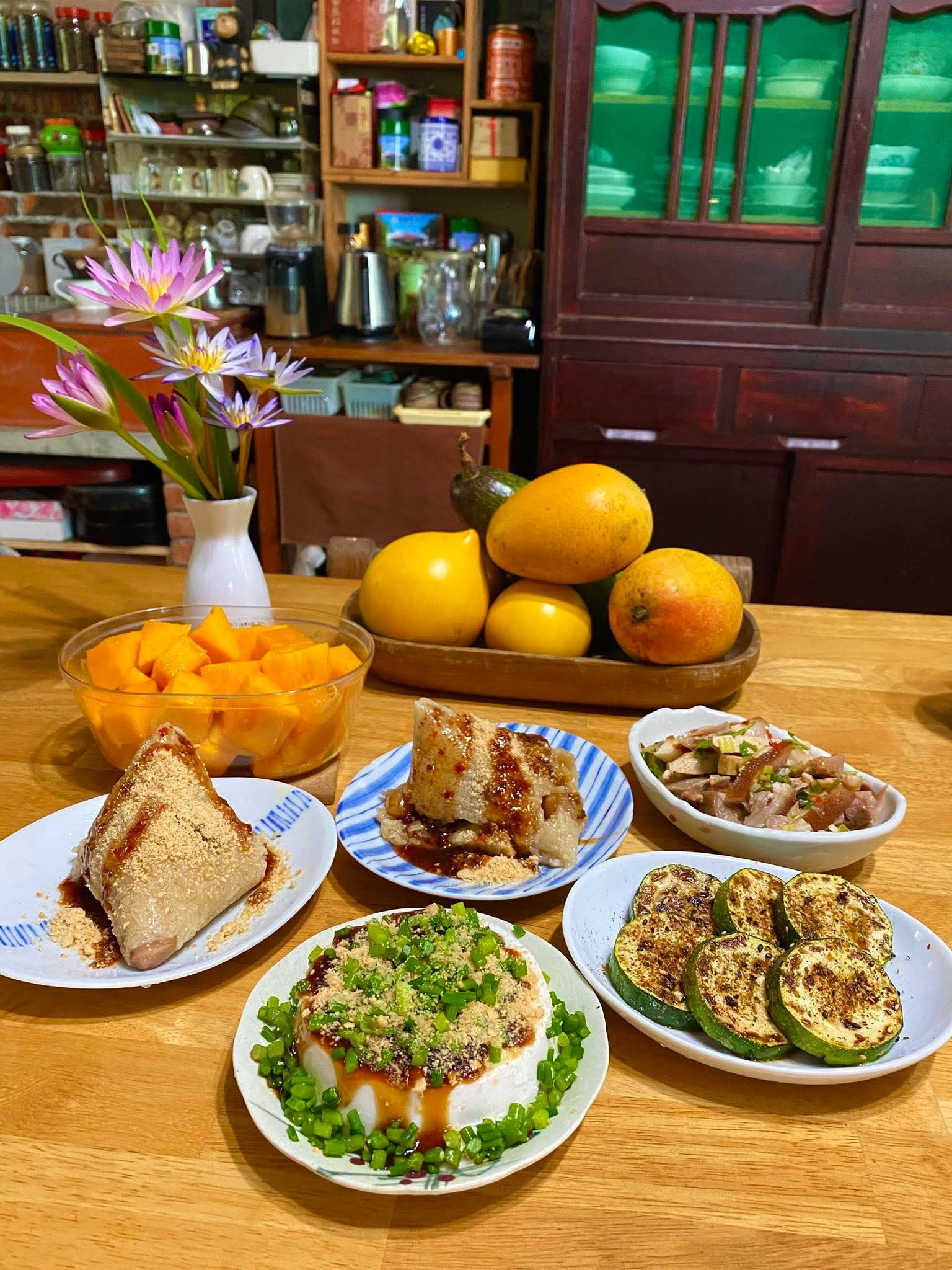 中午吃粽子，果然再好吃的東西也不能每天吃，從端午節到現在差不多有一個禮拜沒吃粽子
