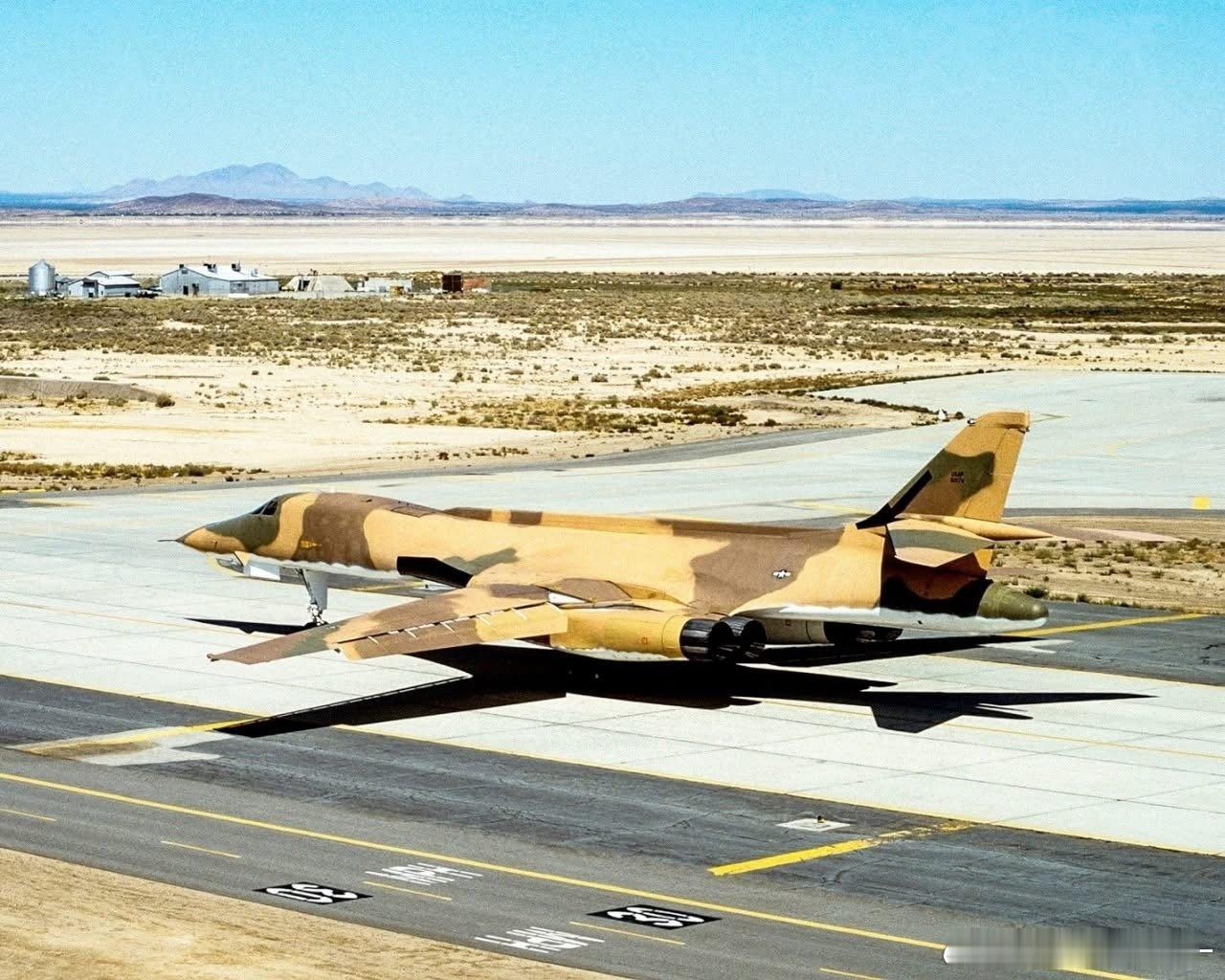 B1A以及投下B83型核弹的照片。B83（图5）长3.7m，直径460mm，重1