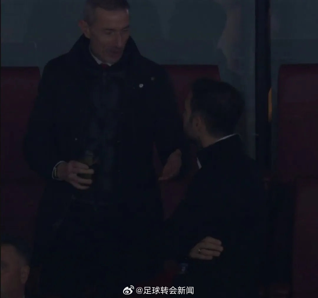 法布雷加斯出现在了本场比赛的现场，并且和阿森纳体育总监贝尔塔进行了交流。 