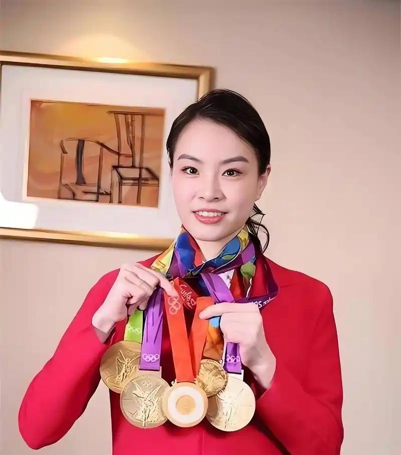2017年的秋天，陕西富平一场热闹的中式婚礼上，穿着一身大红嫁衣的吴敏霞当着全村
