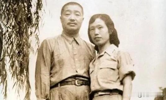1969年，病重的贺龙，大便一直解不出来，痛苦不堪。这时，薛明就将肥皂水含在嘴里