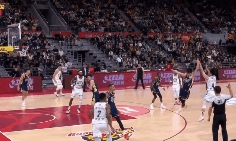 徐杰回应伤情谁教他这么投篮的？这动作比祖师爷老兵还离谱广东男篮vs同曦男篮