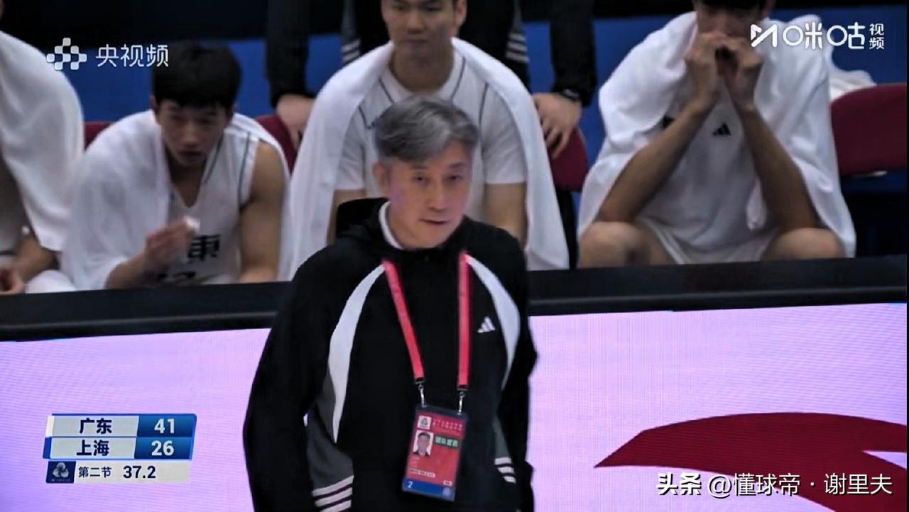 辽宁大连籍主帅郑永刚，带领广东全运青年联队半决赛遇到上海队，气定神闲，广东联队由