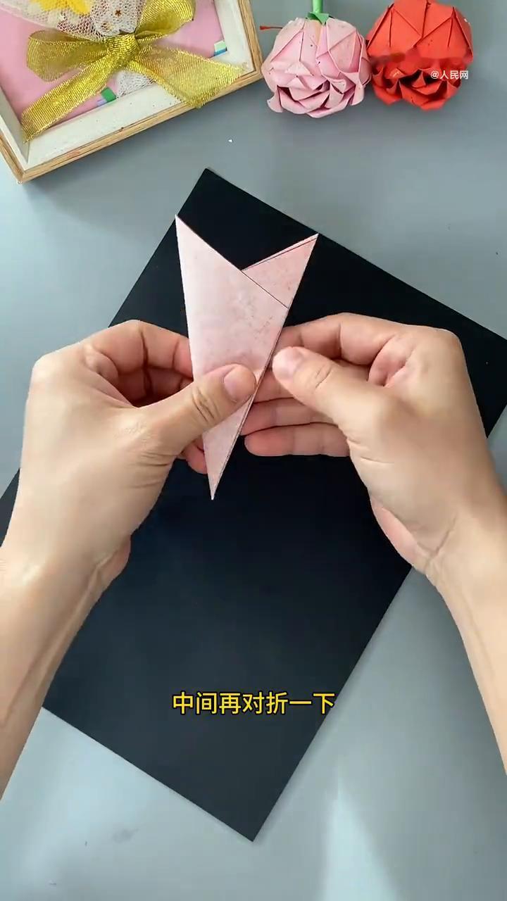 过新年一定要学会剪这个春字窗花。
·正方形纸两角对折，1/3处再对折，左边也一样