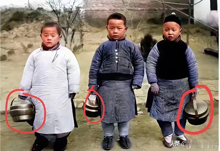 他们手里拿的是什么呢？​问了将近200多个人了，都说不认识！​据说认识它是什么的