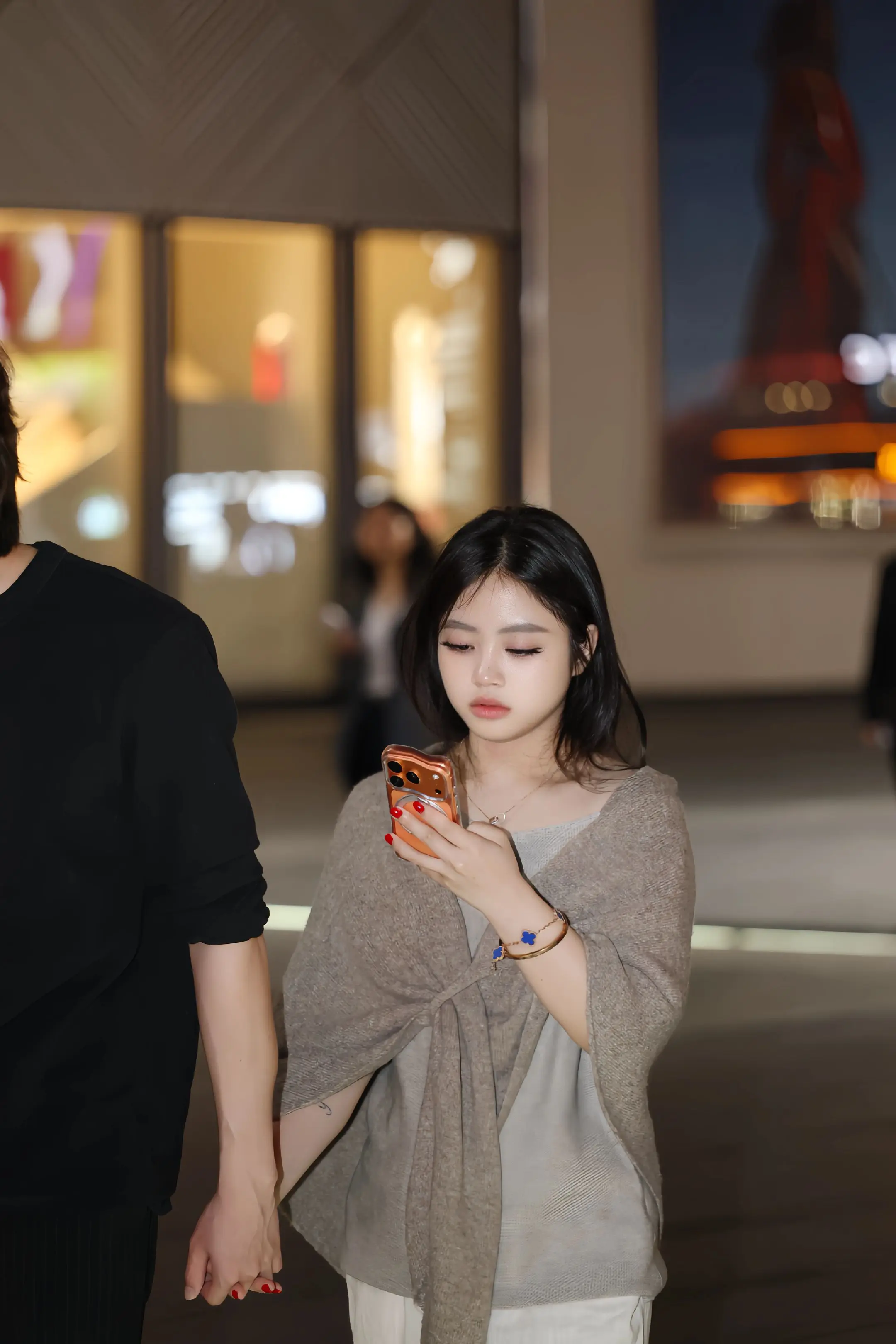 成都的晚风，是街拍最好的滤镜🌆。不必追赶时间，也不用刻意摆拍 在城市...