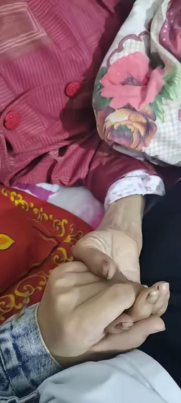 保姆照顾75岁瘫痪大爷18年，大爷去世后，她收拾行李准备离开，大爷儿子突然抢过包