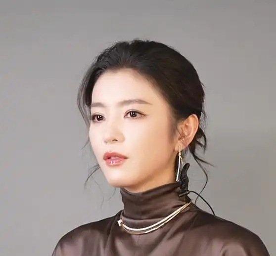 《《百万访谈录》独家专访 第38届大众电影百花奖 最佳女配角提名 演员李云霄》播