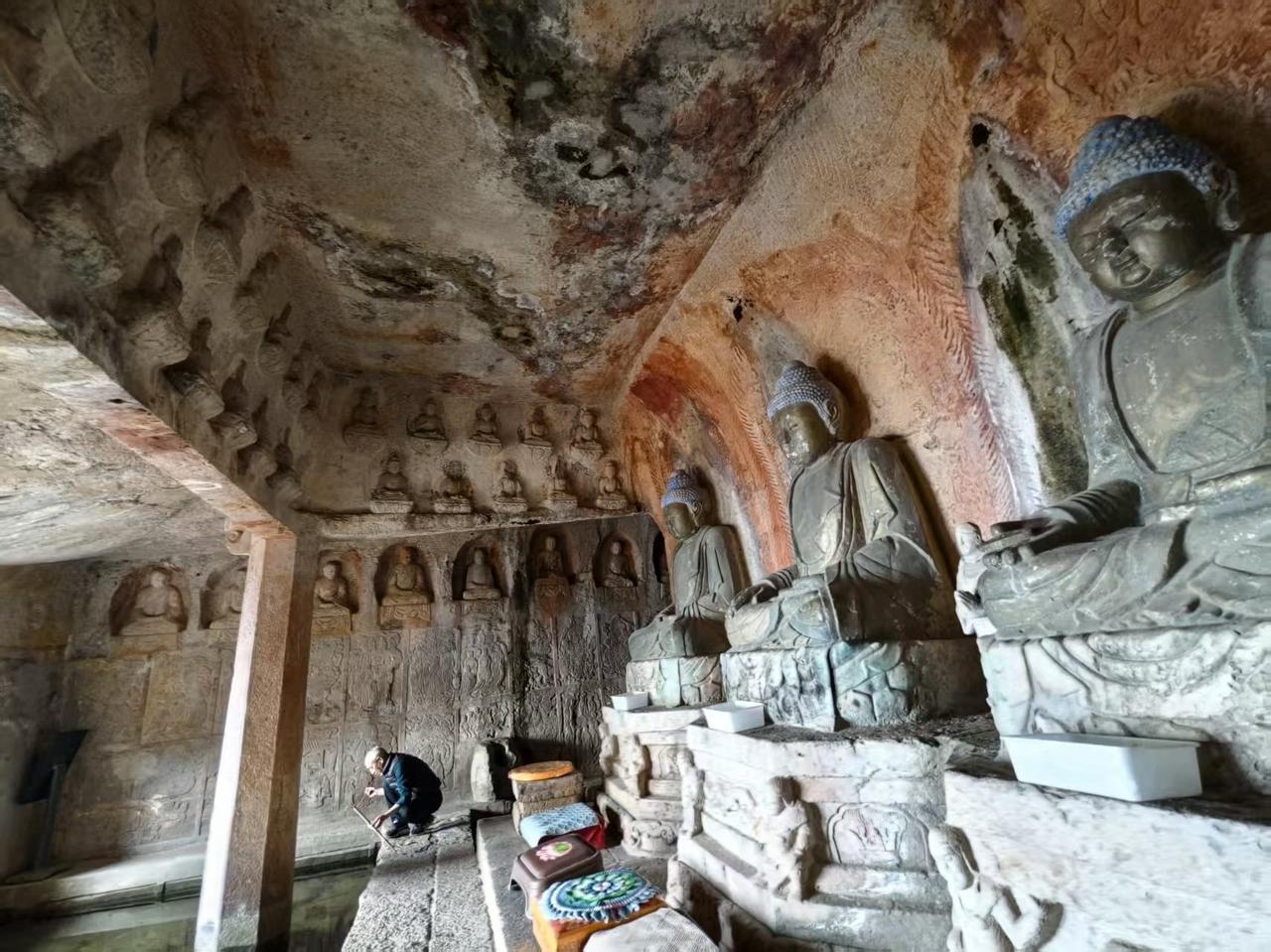 今天大早六点出发，赶往80公里之外的金灯寺，这里水陆庙是国内规模最大的明代摩崖石