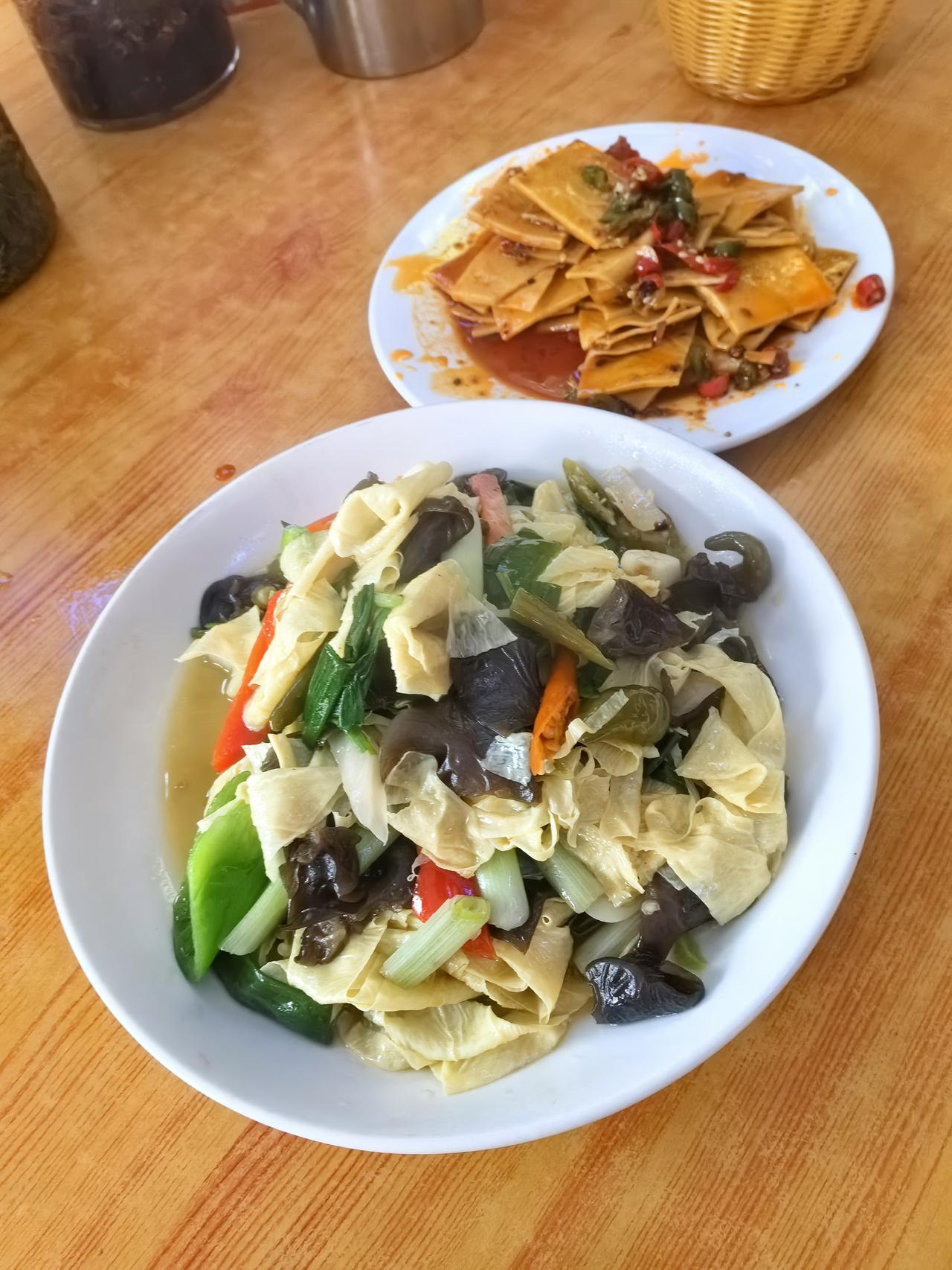 晒图笔记大赛烩面片，好大一碗，吃不完，根本吃不完啊！[捂脸]要命的碳水，吃完又得