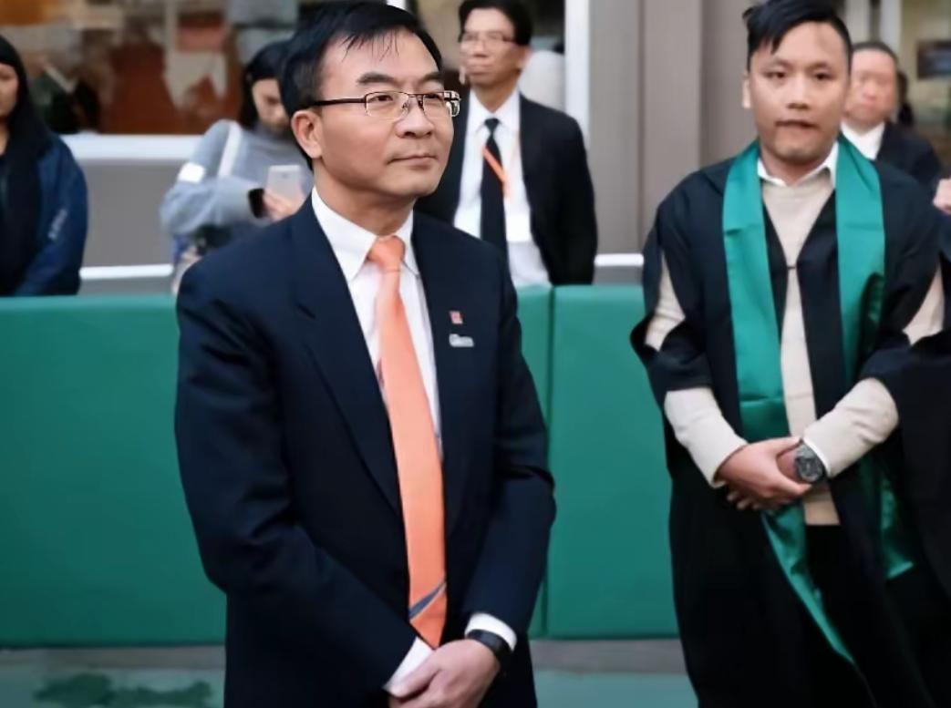 香港一学校毕业典礼上奏国歌，两名毕业生不仅不唱国歌，还一直坐着拒绝肃立，校长陈卓