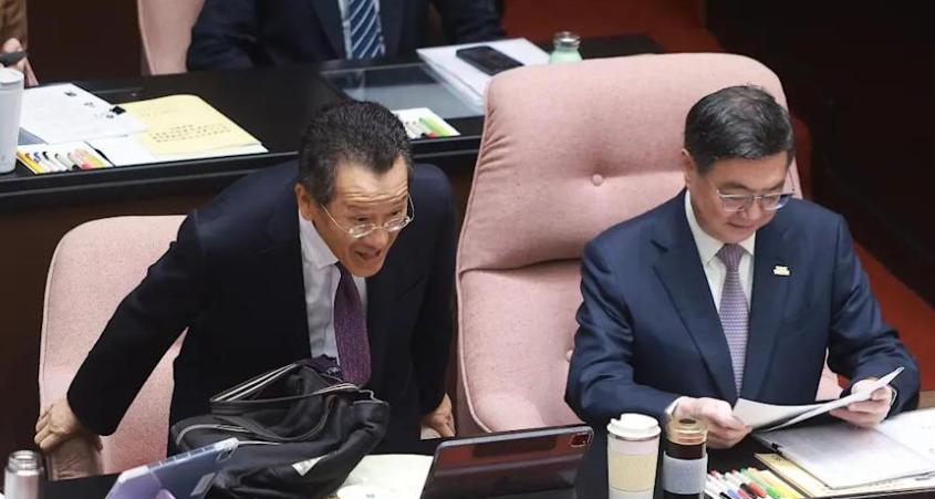台湾地区防务部门负责人顾立雄在“立院”与国民党籍“立委”马文君激辩“对美军购”延