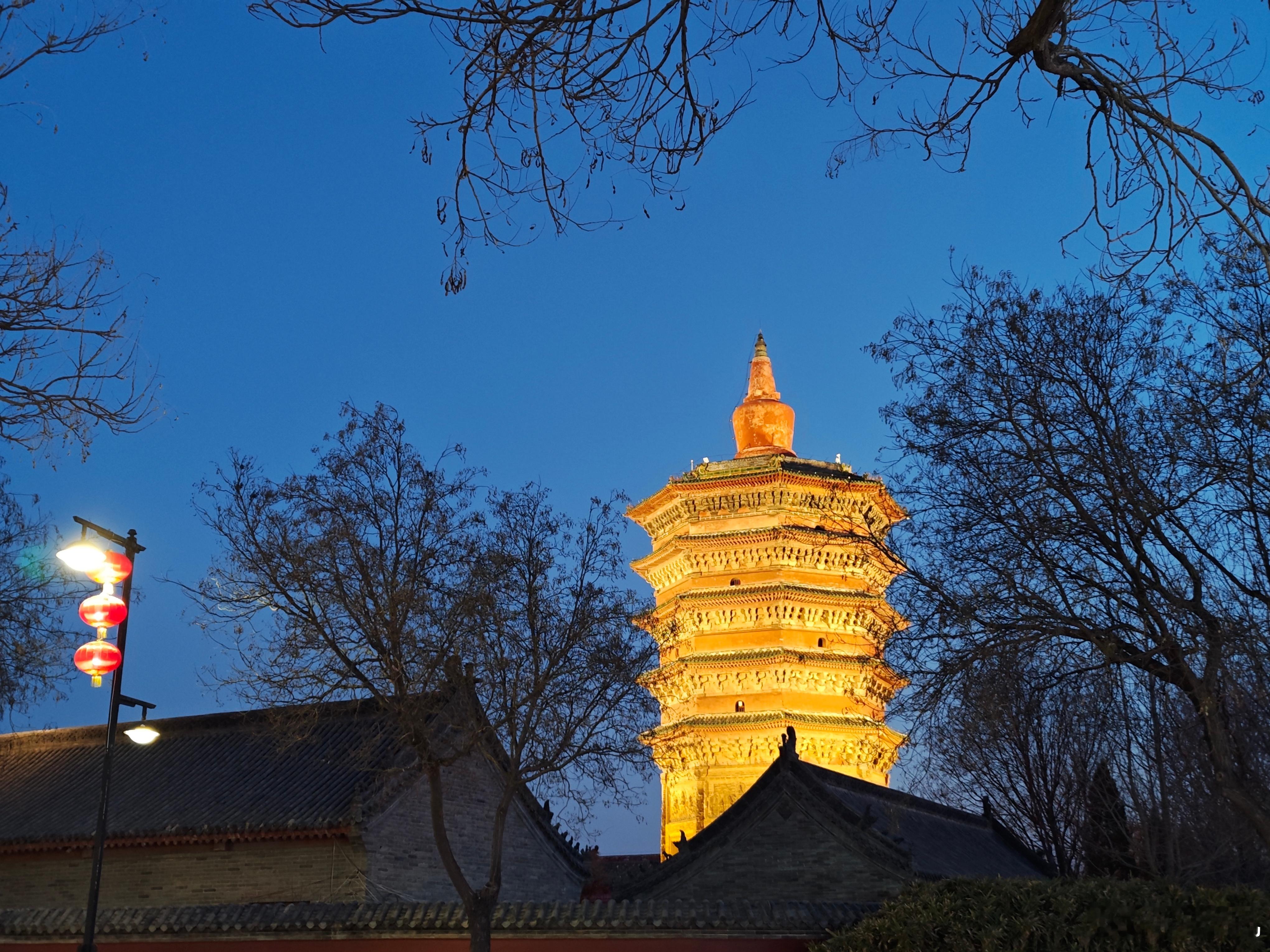 文峰塔建于五代后周广顺二年，距今已有一千余年的历史。虽经历了战争年代的炮火考验，