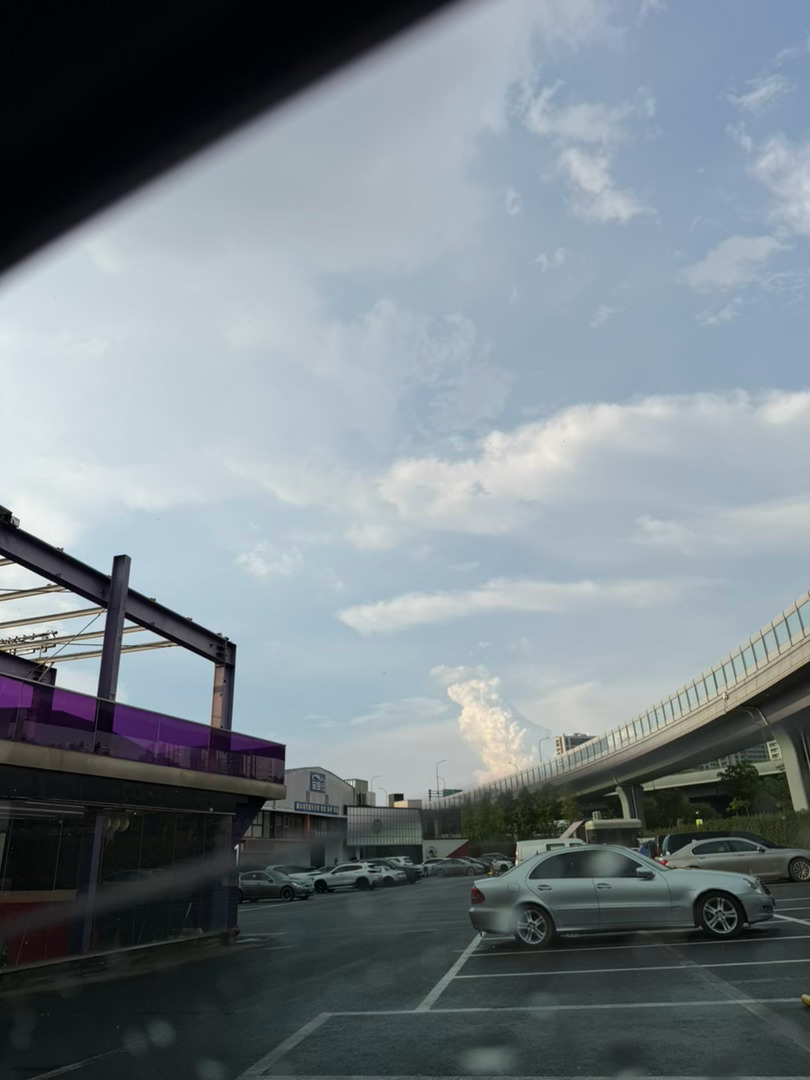 谁能想到，杭州这么大的太阳，这么好的晴天，还是下大雨了 杭州