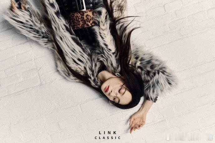 隆妮让高智文女主有脸了 隆妮最新杂志大片真的太绝了！冷冽与柔媚并存的质感，把高智