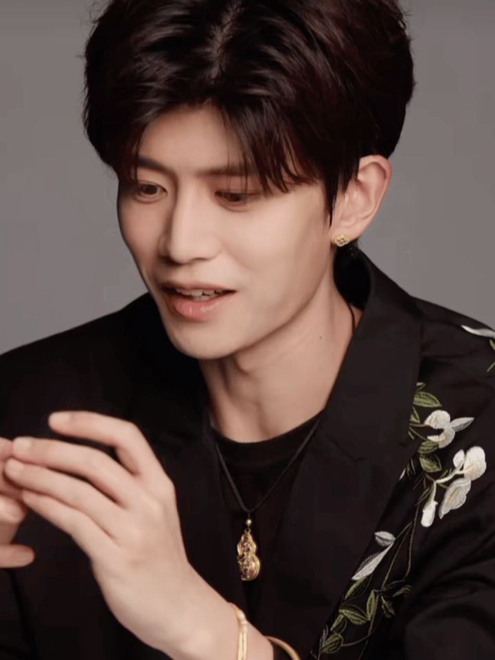 任嘉伦的发缝好抢眼。 ​​​