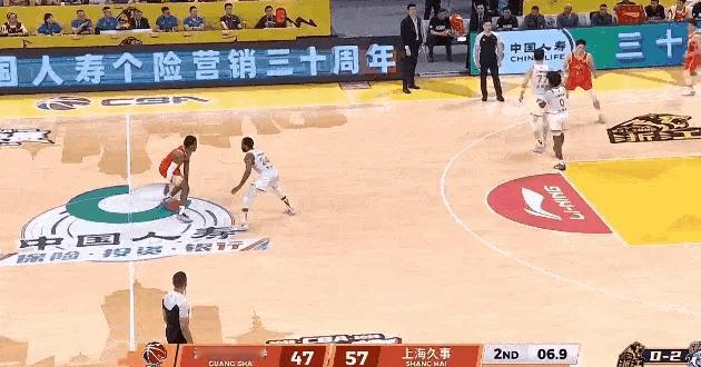 上半场最有争议的一次犯规判罚广厦男篮vs上海男篮cba总决赛CBA