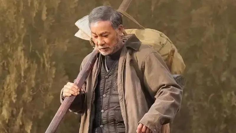 年逾古稀的任达华，近日踏上山东济宁老家的土地，投身到麦收的热潮之中。他头戴草帽、