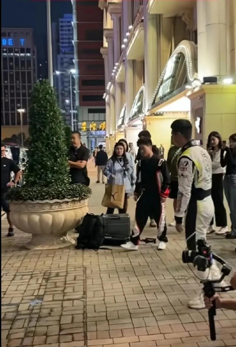 这是董宇辉吗？山里娃的逆袭人生真是精彩！


猛一打眼，差点没认出来，这身赛车服