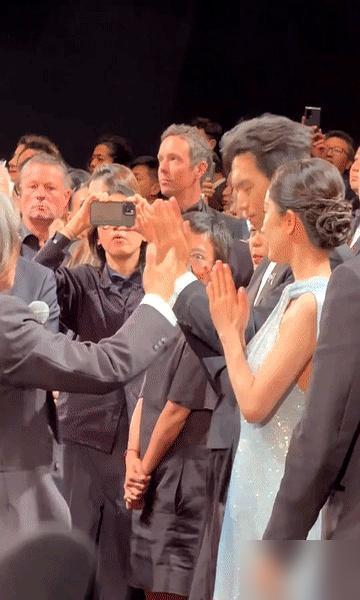 章子怡在戛纳红毯上疯狂扭动肩膀甩裙摆，恨不得把野心直接刻在脑门上，而旁边的杨幂却