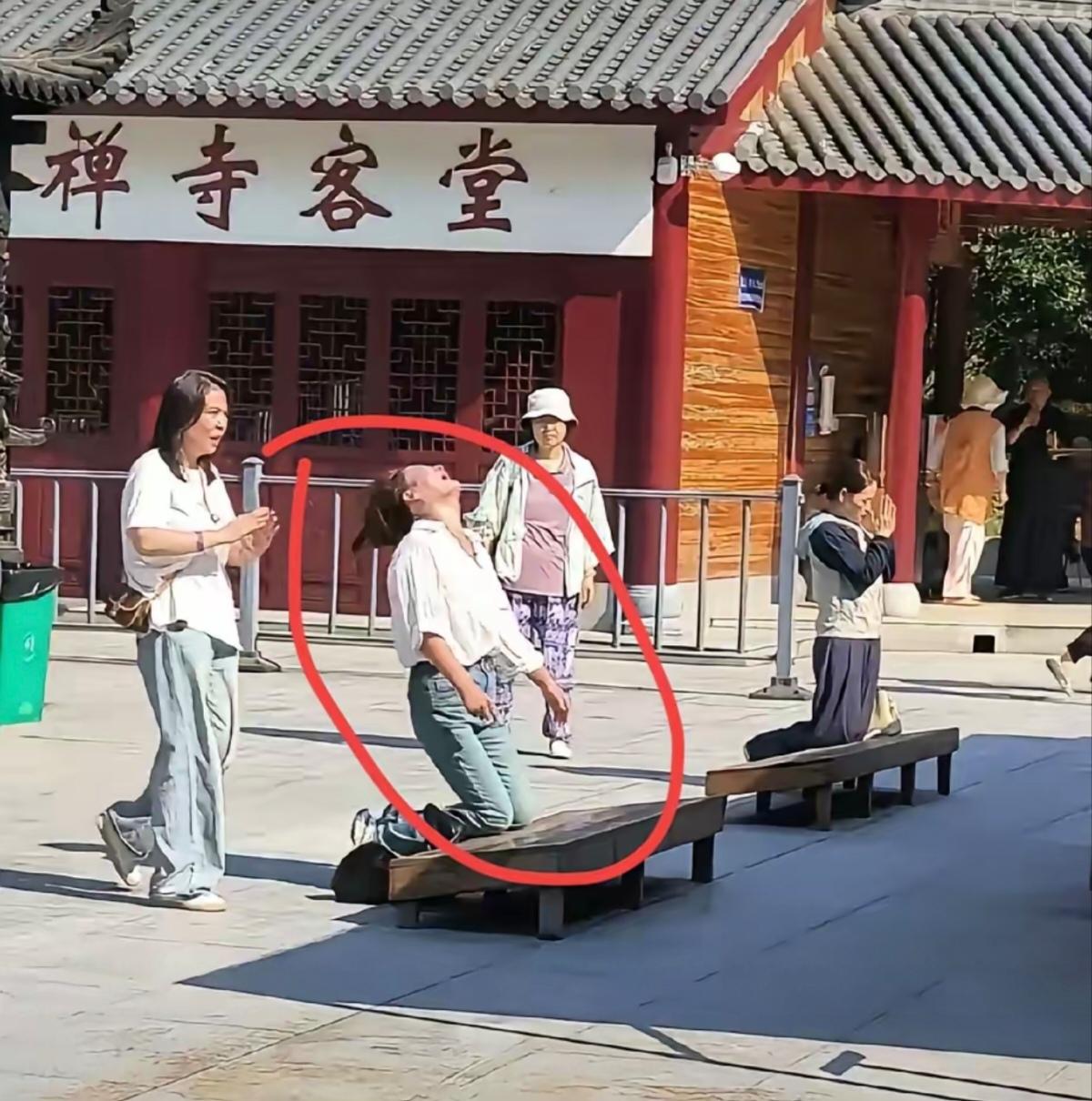 不同情她！女子九华山边哭边磕头
其实另有隐情
女子在九华山边哭边磕头

背后的原