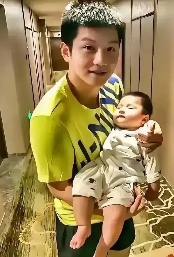 樊振东啊，咱都知道他在赛场上那可是超厉害的。

可谁能想到呢，下了赛场的他，温柔