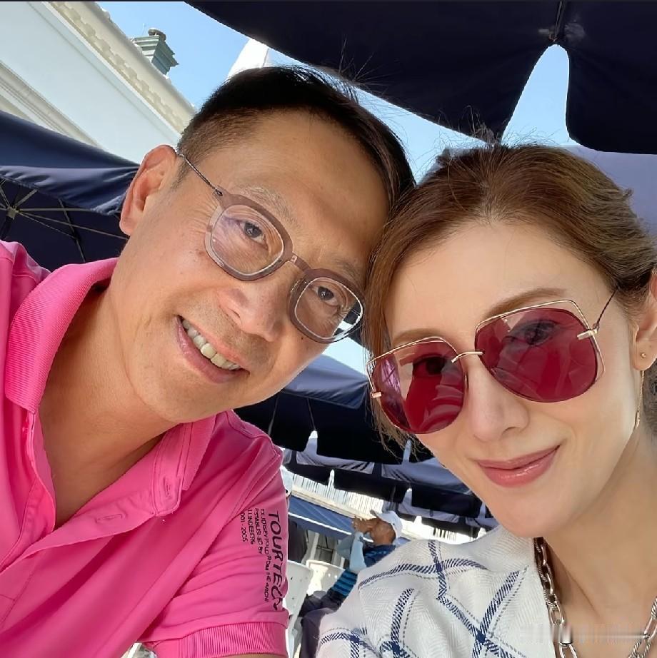 李嘉欣晒与许晋亨度假合照，坦言不是秀恩爱，只为记录日常
 
近日，港星李嘉欣在社
