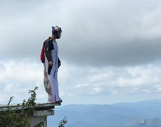 近日，中国十大探险家张树鹏天门山翼装飞行训练，上演“空中F1”，震惊中外游客。