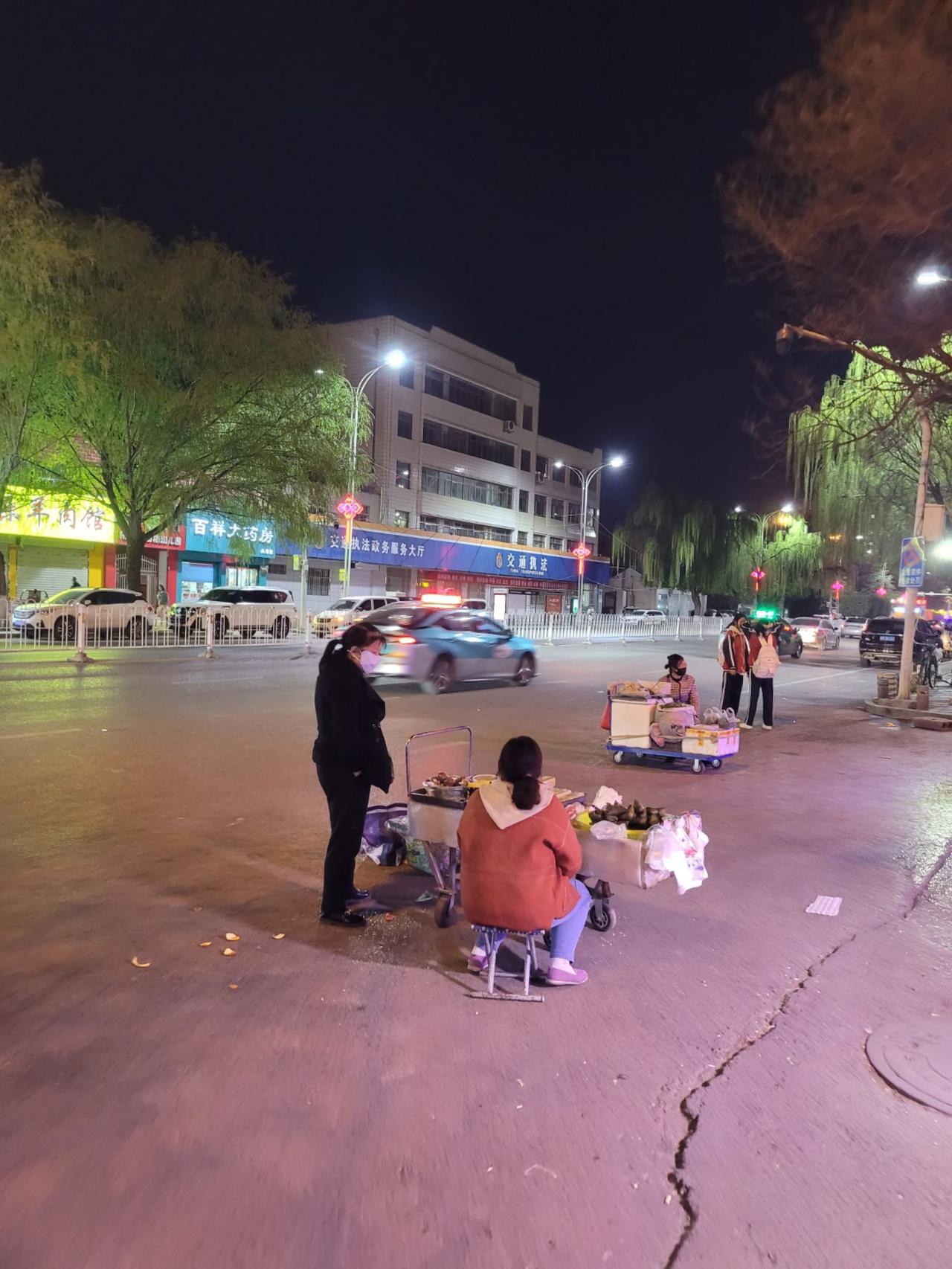 我在小区口经营家小饭馆。昨晚将近12点，正准备打烊时，两个孩子出现在门口，拖着哭
