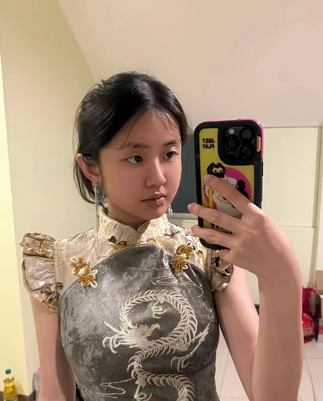 旗袍搭配唇钉，两种风格碰撞在一起，引发了不少争议。
你觉得好看吗？