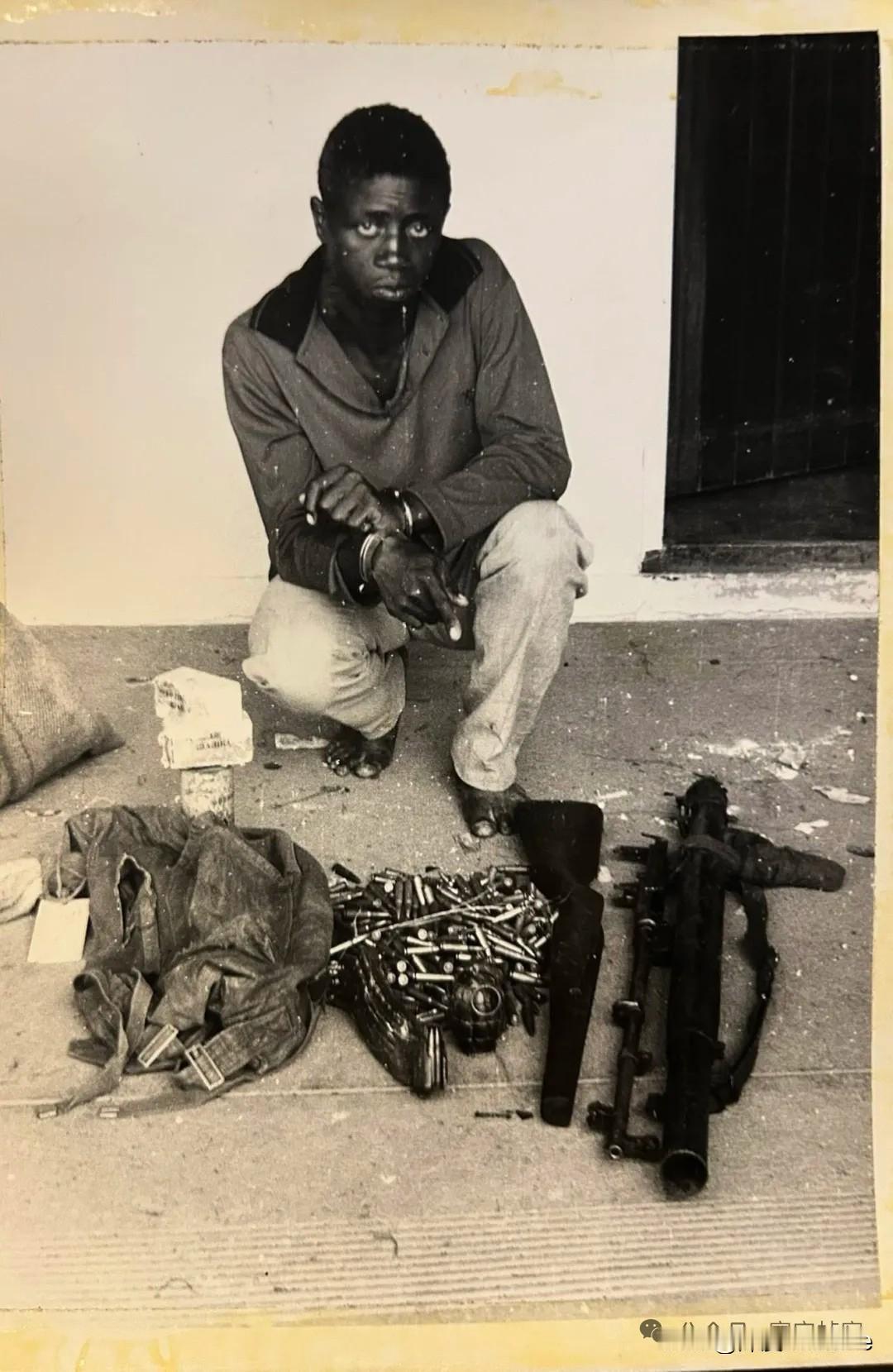 在和罗德西亚（今津巴布韦）白人殖民准军事部队BSAP交战后被俘的游击队员。被戴上