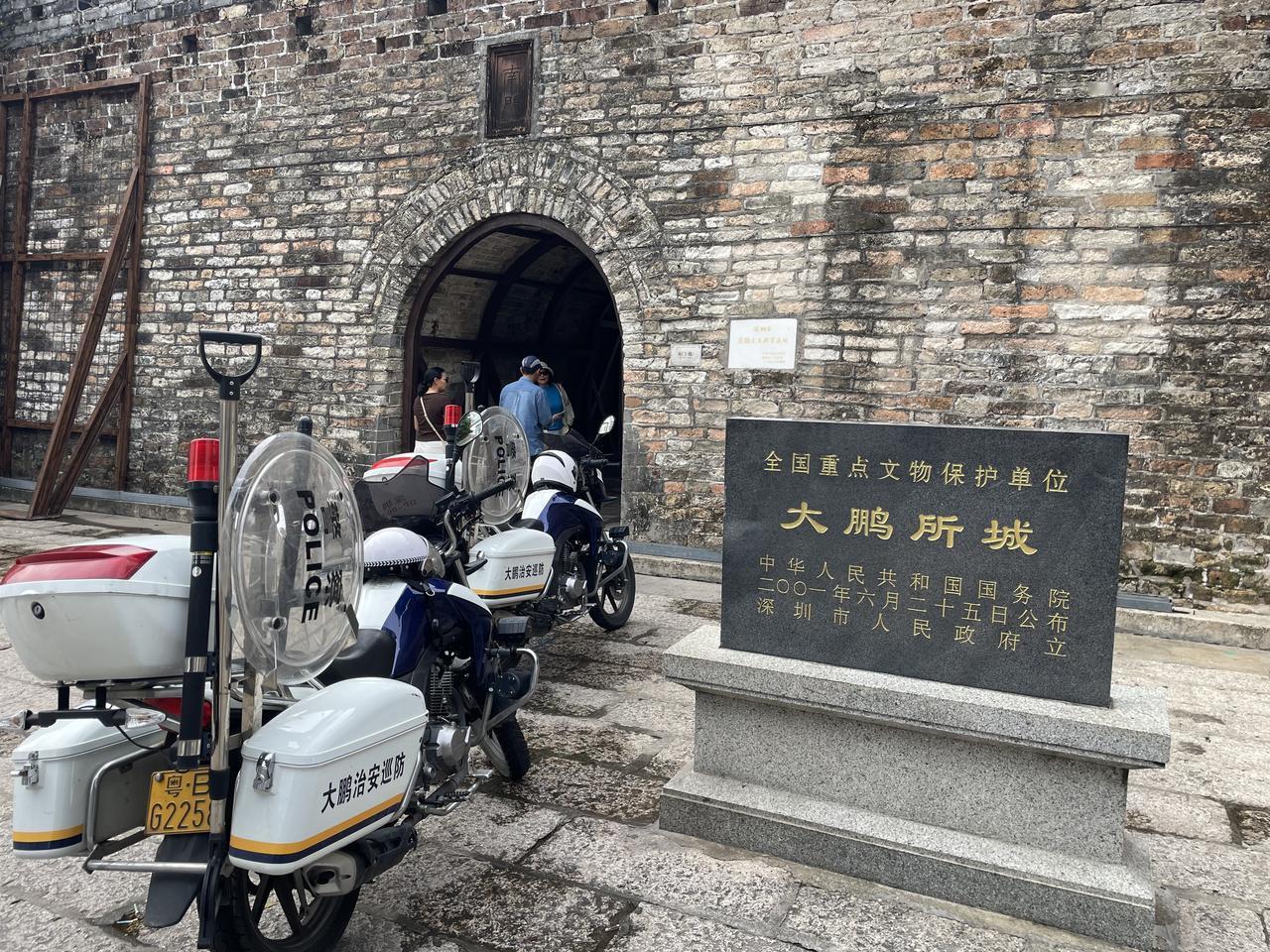 深圳大鹏古城确实历史感满满。它全称为“大鹏守御千户所城”，建于明洪武二十七年（1