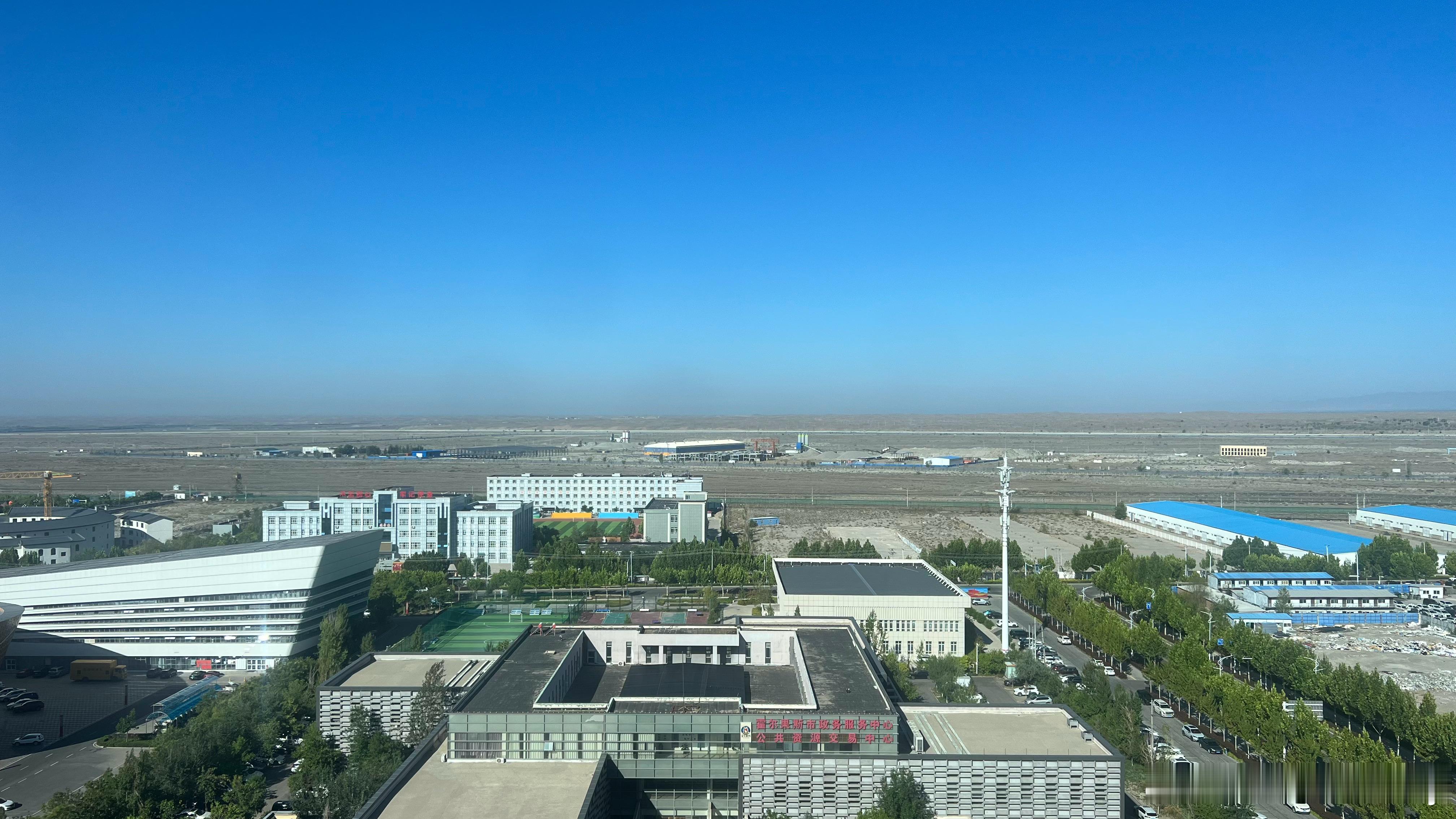 酒店落地窗对面没有建筑的地方就是哈萨克斯坦了，我在首都阿拉木图定好了两天他们印在