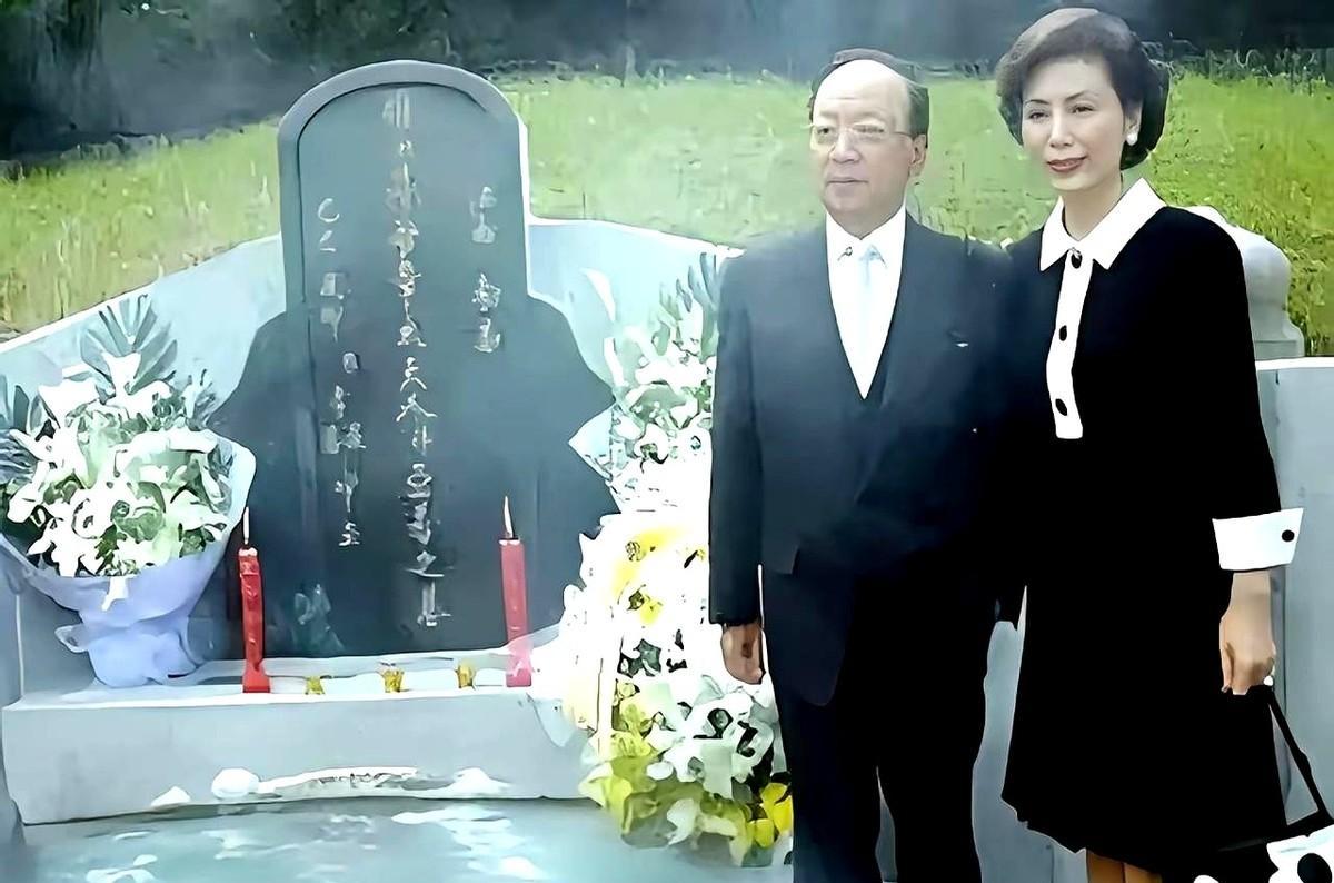 84岁的蒋孝严今年清明又去了桂林，18年没断过。
他蹲着擦母亲章亚若的墓碑，像给