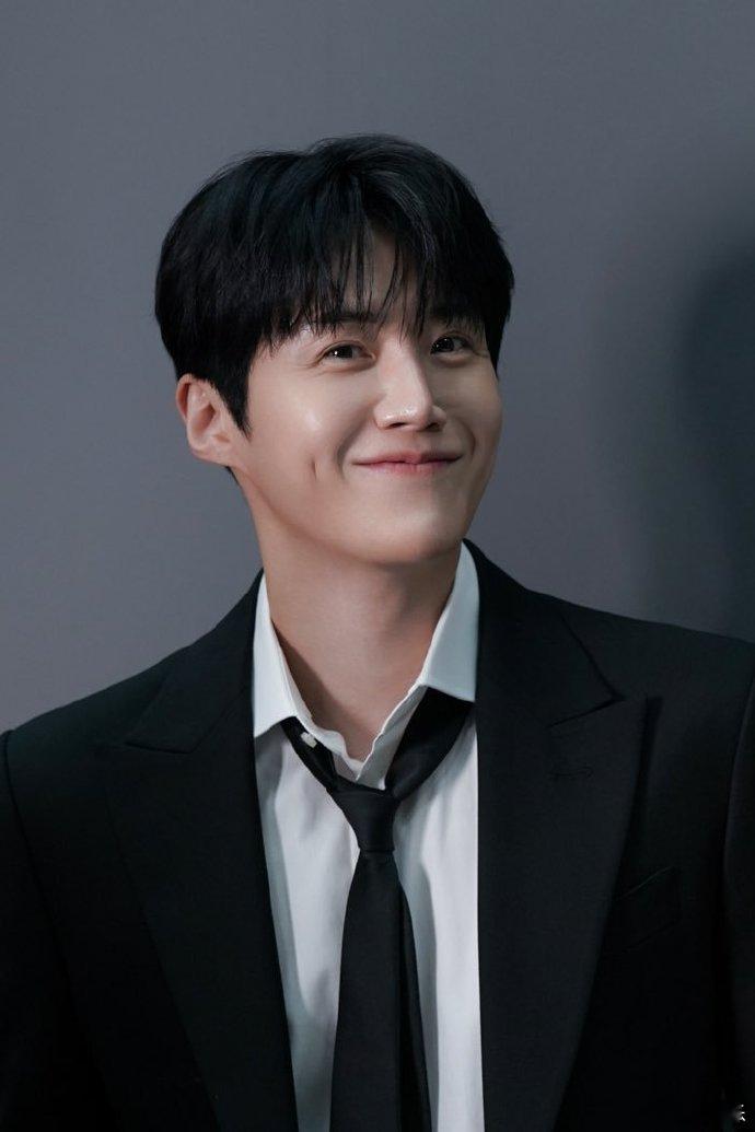 【金宣虎低头致歉】金宣虎经纪公司发声4日，金宣虎经纪公司发表官方立场，称金宣虎已