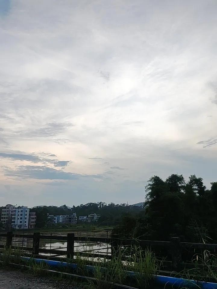 傍晚时刻总是藏着无尽的浪漫，随手一拍就是一幅绝美的画卷。我也忍不住来晒晒我拍到的