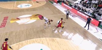 这什么防守？周琦防挡拆直接上抢包夹李政玹，结果不仅没有挡住对方的突破路线，反而把