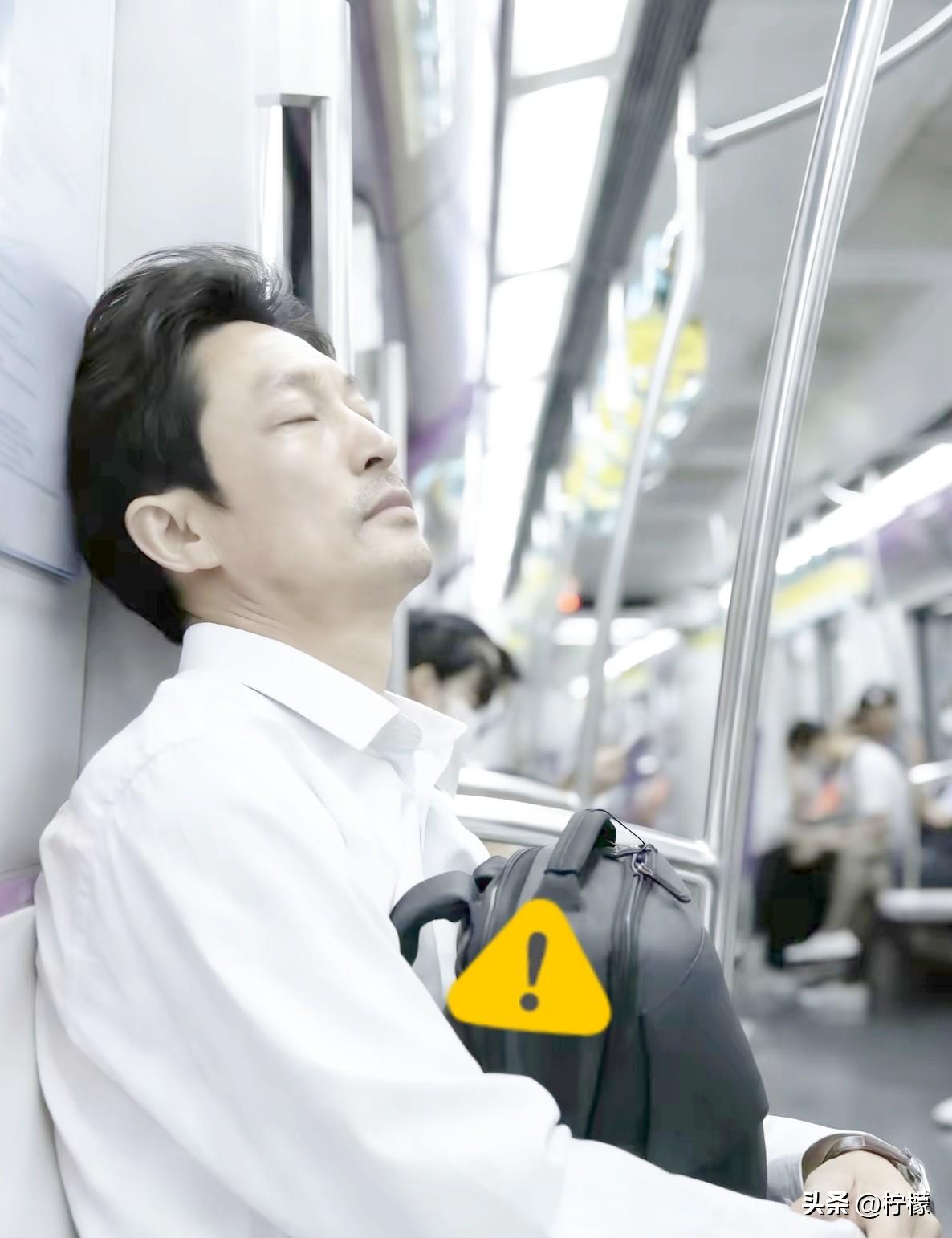 42岁同事，
在坐地铁回家的路上，
靠在车厢壁上心梗猝死了。周围的人都以为他睡着