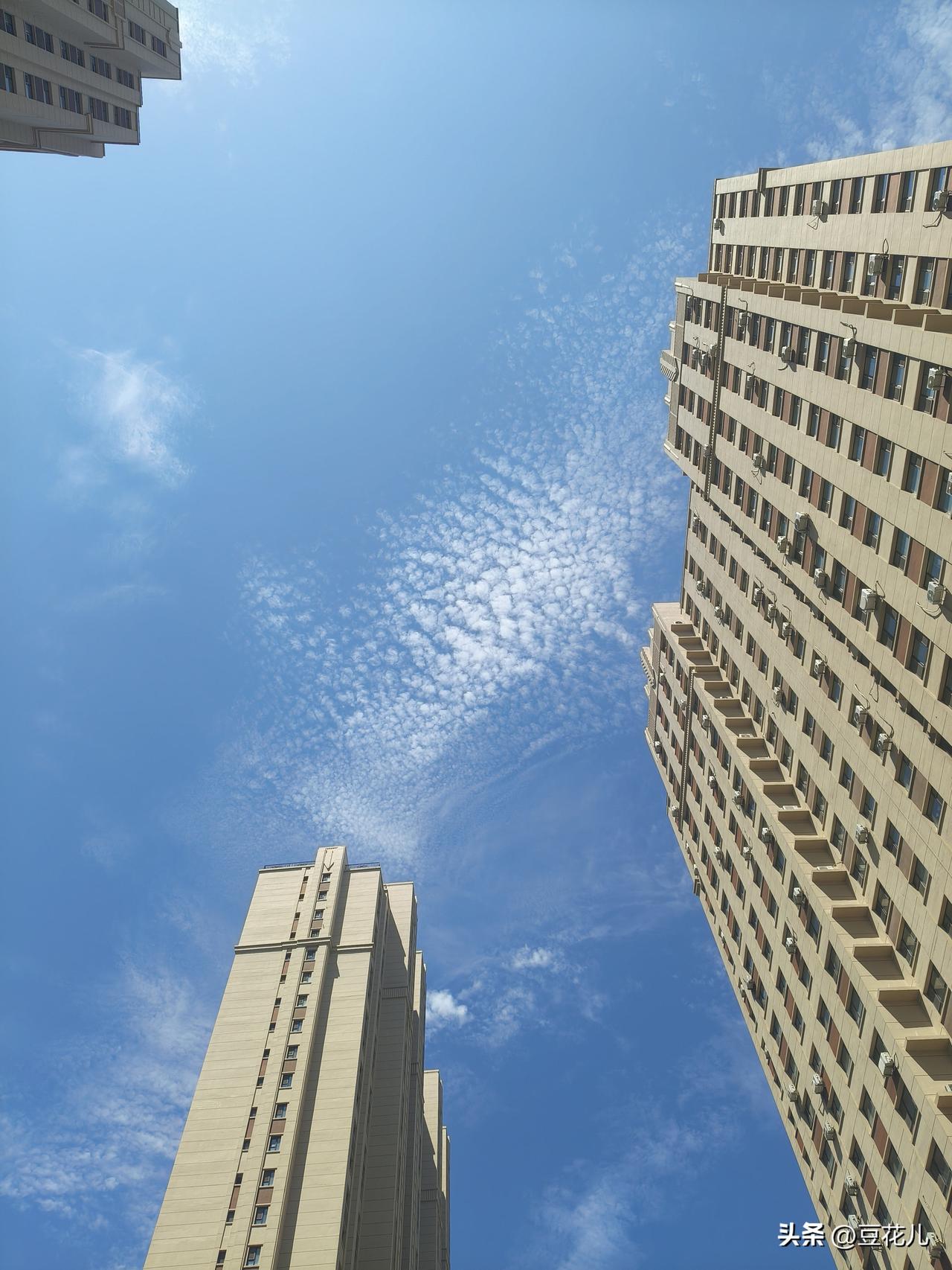 换个视角看天空☁️
生活也是如此，
没什么事情是走不过去的坎儿，
换个角度去看待