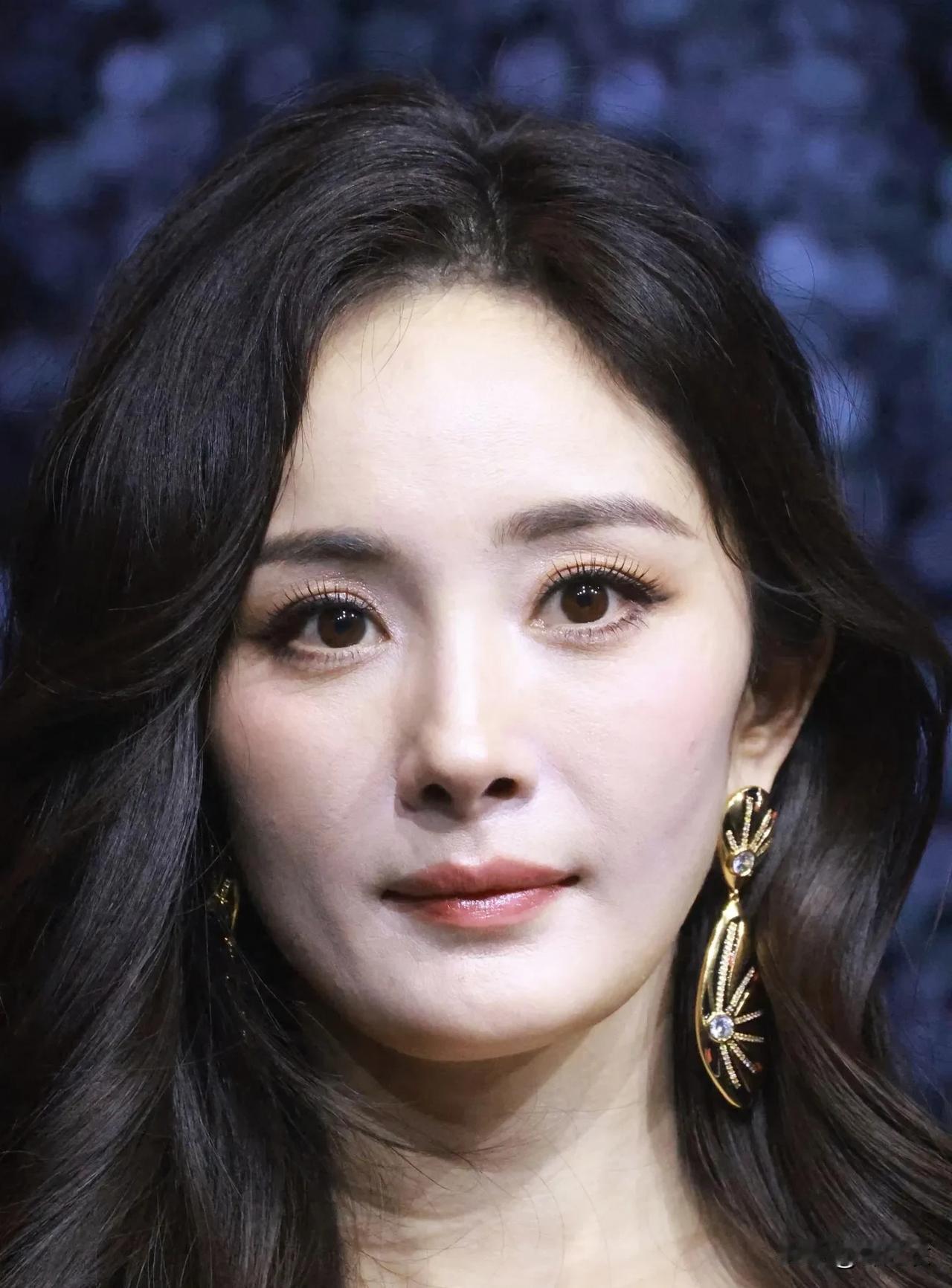 我不喜欢大家吹女明星必须要有少女感！如果本身脸不是长得那种（娃娃脸）何来少女感呢