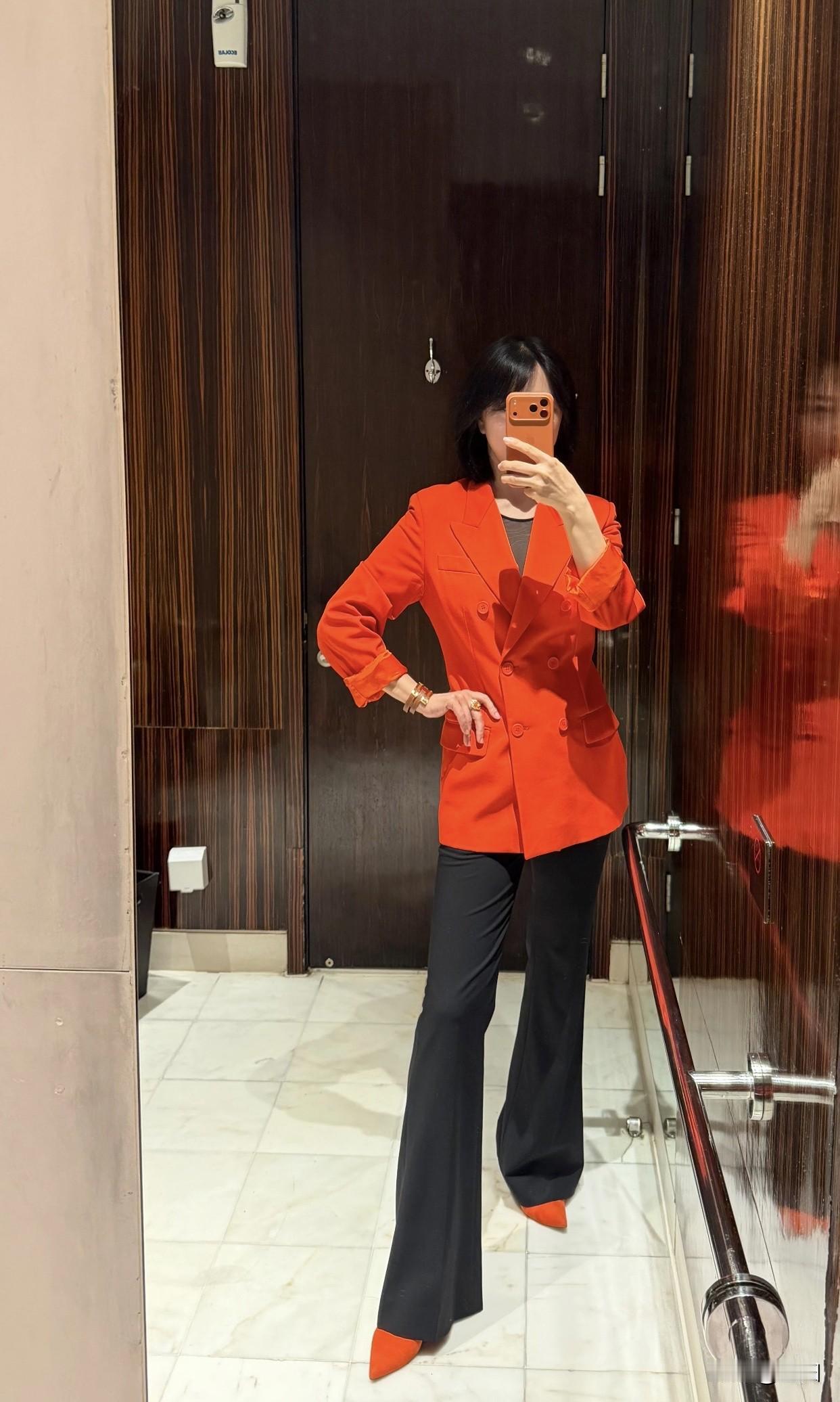 女生红色系搭配怎么穿呢?红配黑真是经典又时髦的搭配，但想穿好看可得讲究。亮红色挑